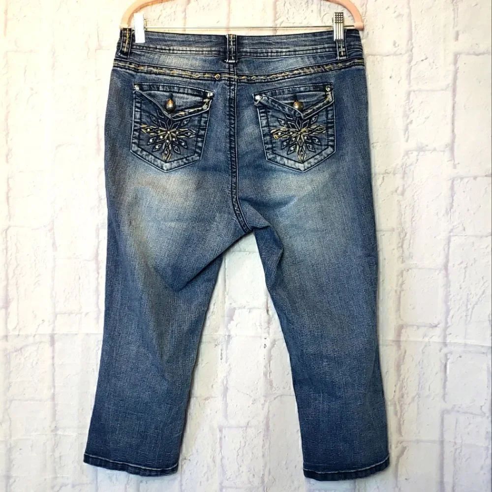 💜SUKO JEANS Cropped Length Crystal Embellished Jeans